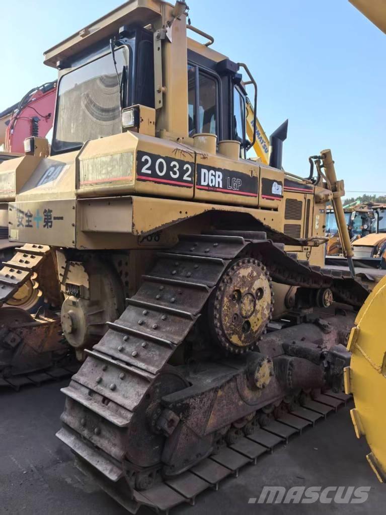 CAT CAT D6R بلدوزرات مجنزرة