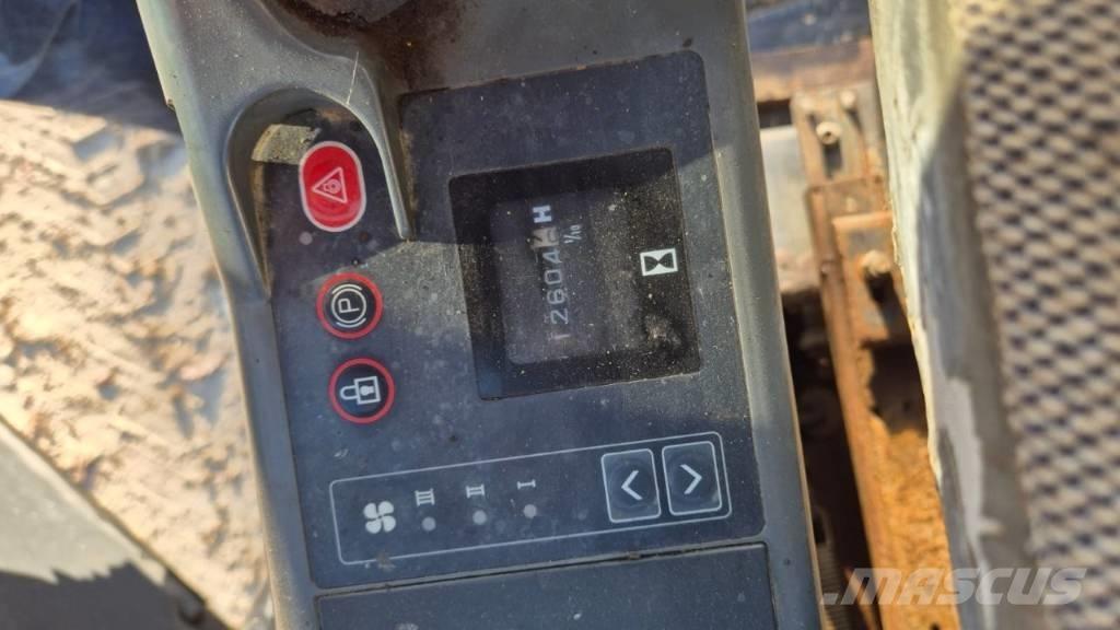 JCB JS 130 حفارات زحافة