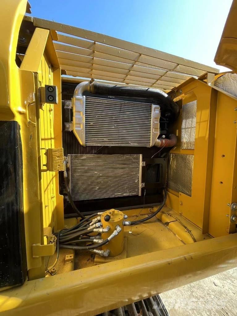 CAT 320 C حفارات زحافة