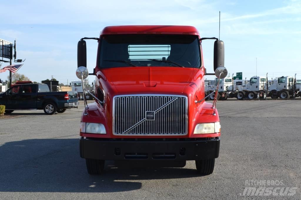 Volvo VNM 42 T200 وحدات الجر