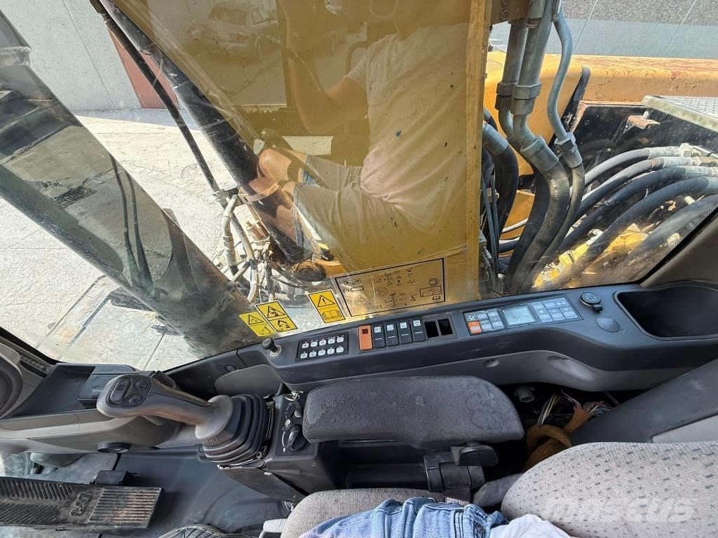 CAT M 322 D حفارات بعجل
