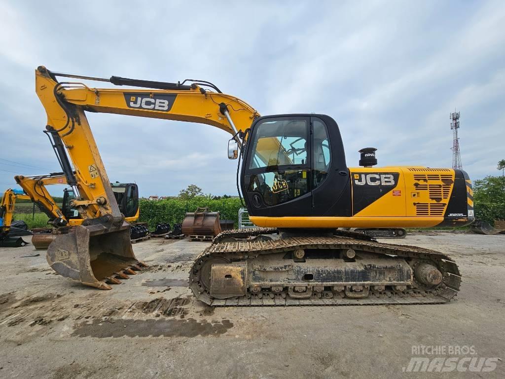 JCB 235 HD حفارات زحافة