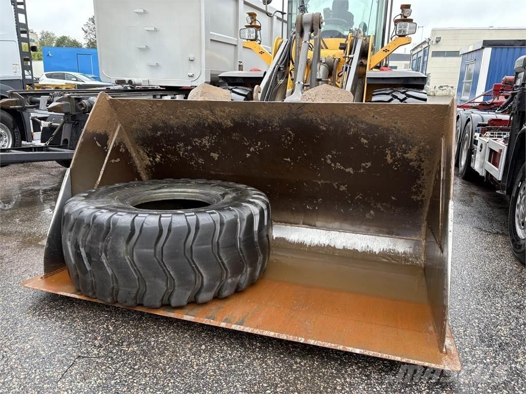 Volvo L110H لوادر بعجل