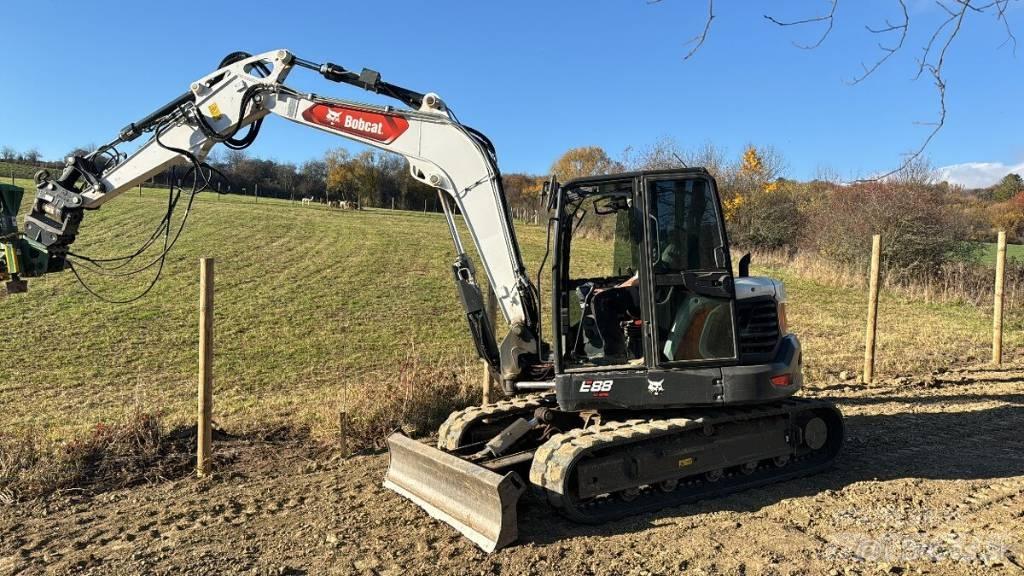 Bobcat E 88 لوادر وحفارات أمامية