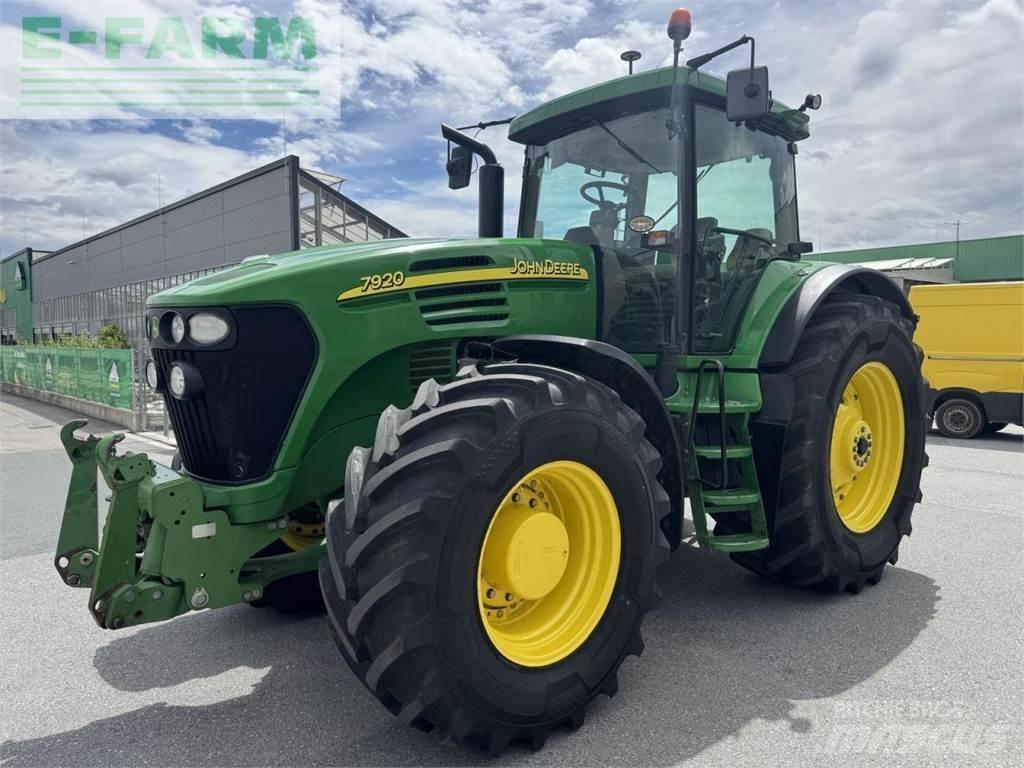 John Deere 7920 الجرارات