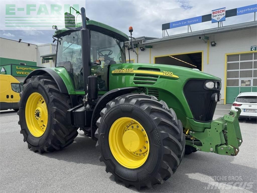 John Deere 7920 الجرارات