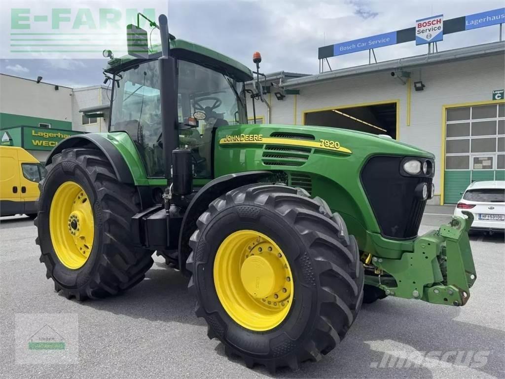 John Deere 7920 الجرارات