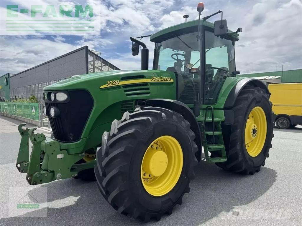 John Deere 7920 الجرارات