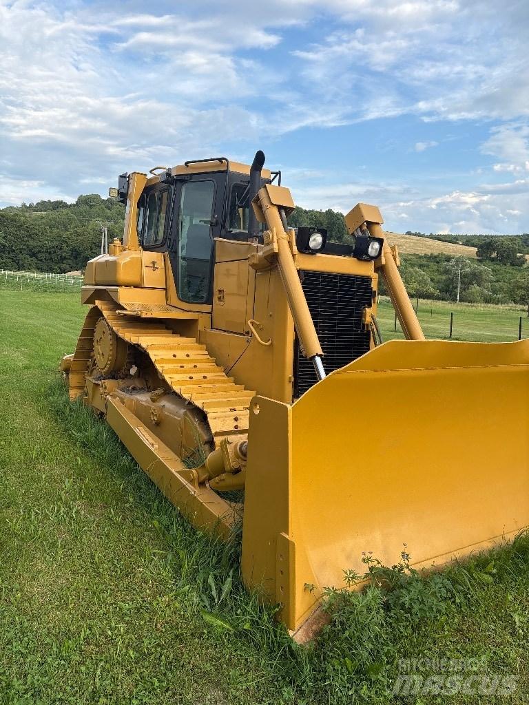 CAT D 6 R II بلدوزرات مجنزرة