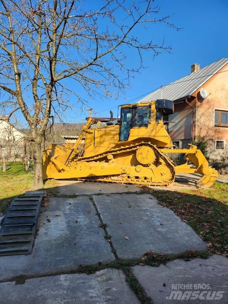 CAT D 6 R II بلدوزرات مجنزرة