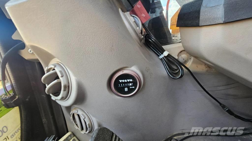 Volvo EW 205 D حفارات بعجل