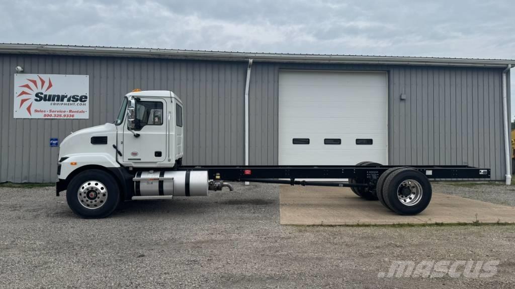  2025 Mack MD 6 شاحنات بمقصورة وهيكل