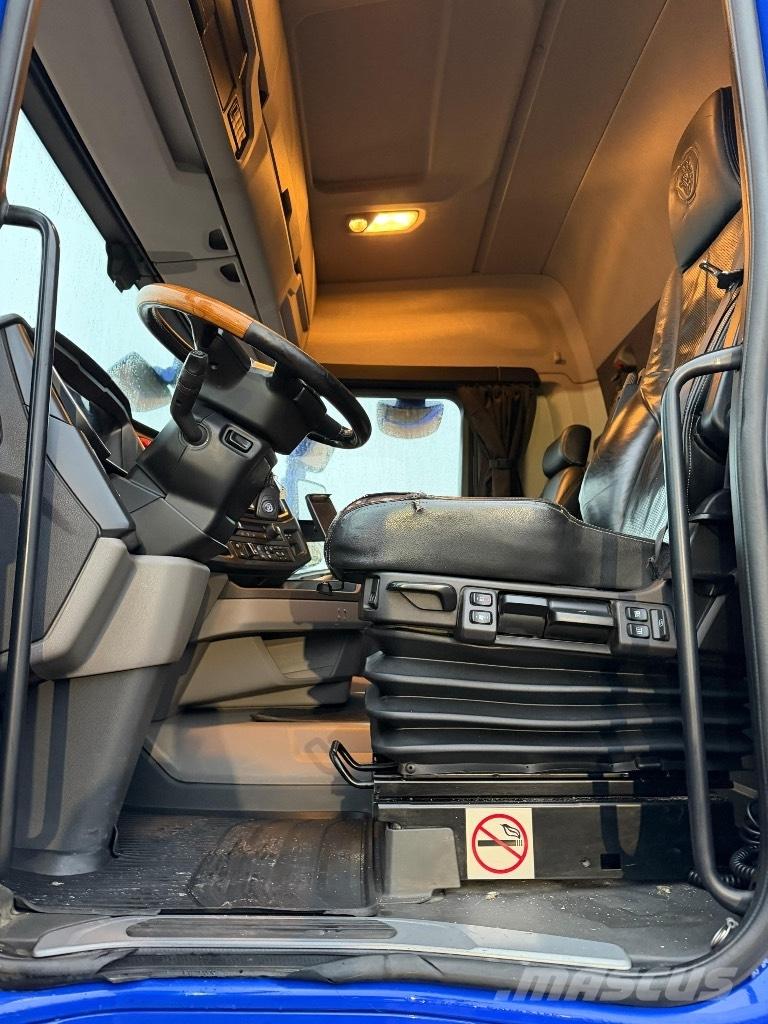 Scania R540B8x4*4NB شاحنات بمقصورة وهيكل