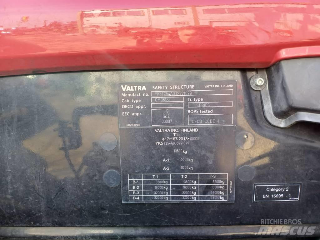 Valtra T 254 الجرارات