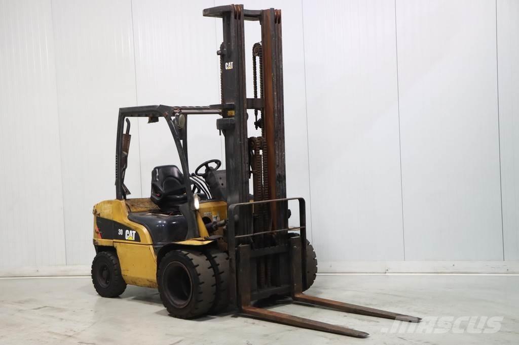 CAT DP30N شاحنات الديزل