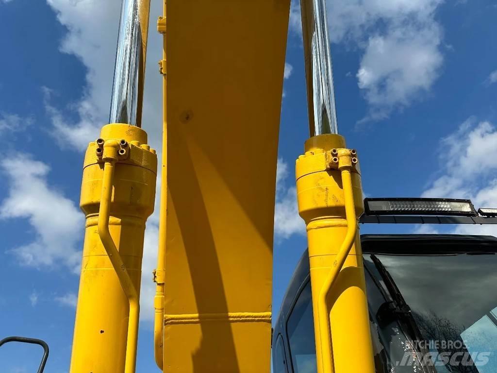 New Holland E215 حفارات زحافة