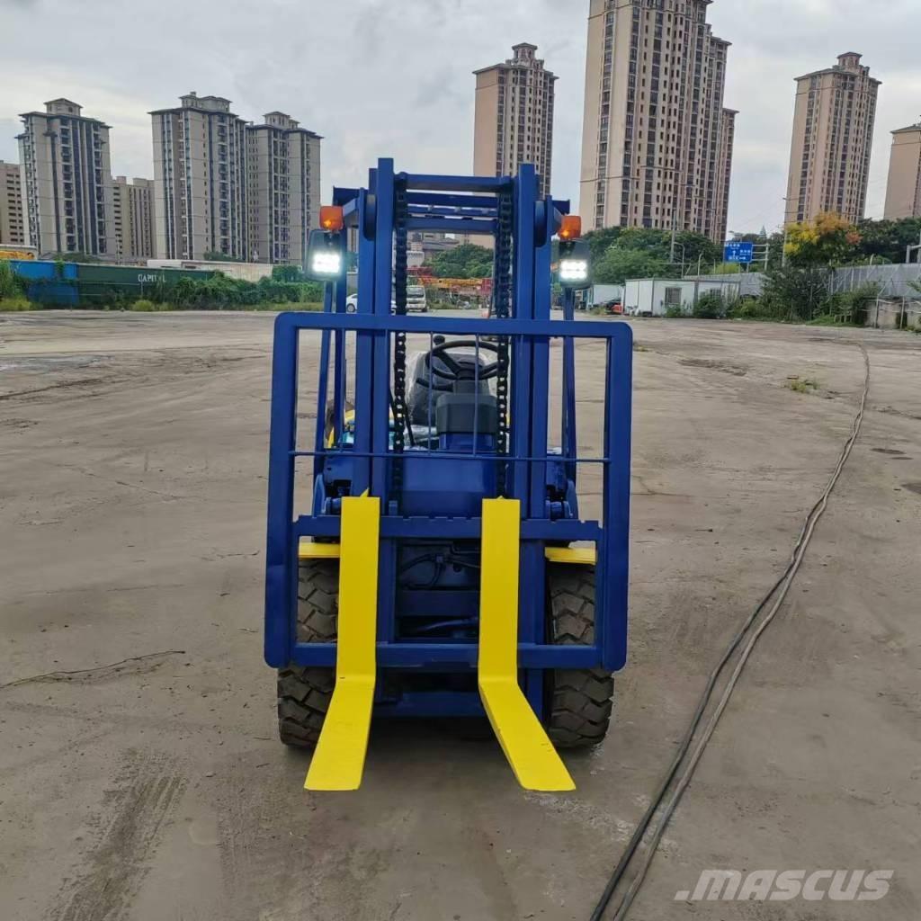 Komatsu FD 30 T-17 شاحنات الديزل