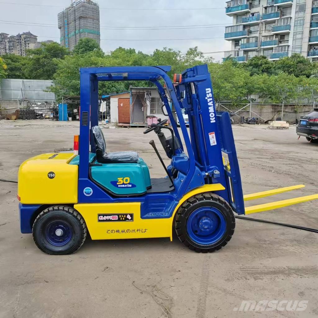 Komatsu FD 30 T-17 شاحنات الديزل