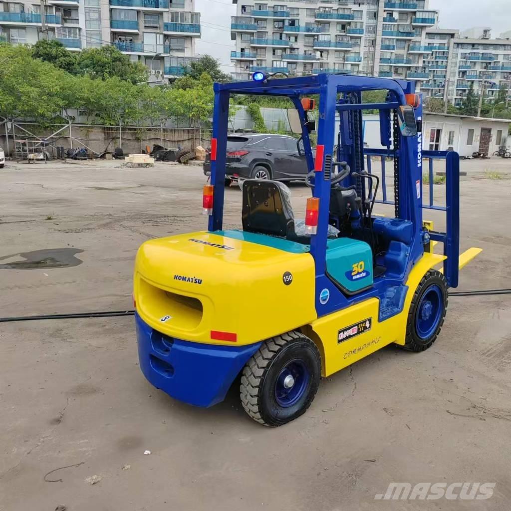 Komatsu FD 30 T-17 شاحنات الديزل