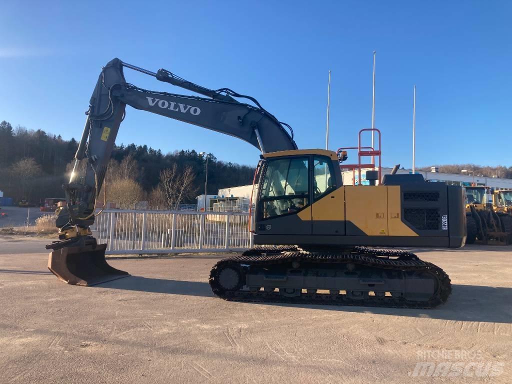 Volvo EC 220 E حفارات زحافة