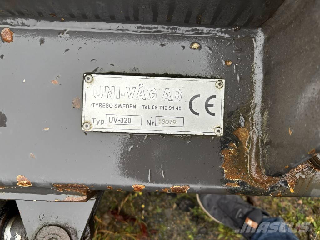 Uni-väg UV-320 حراثات ونصول الجليد