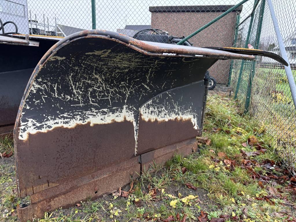 Uni-väg UV-320 حراثات ونصول الجليد