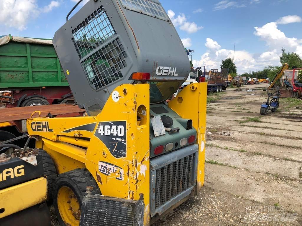 Gehl 4640 FOR PARTS لوادر انزلاقية التوجيه