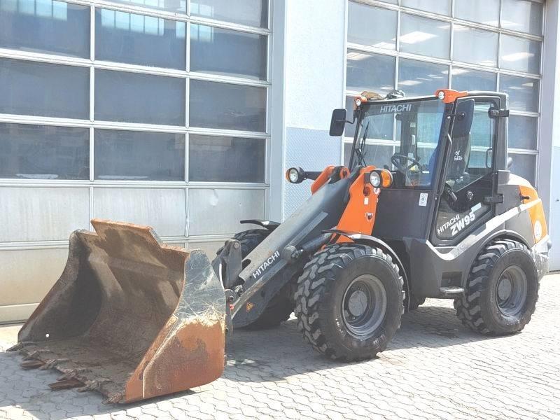 Hitachi ZW 95-6 لوادر انزلاقية التوجيه