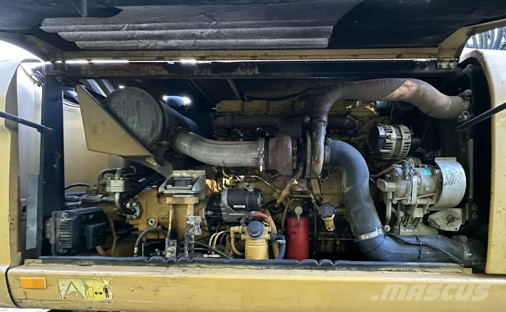 CAT M 316 D حفارات بعجل