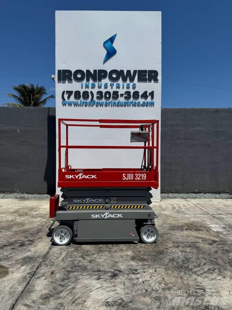 SkyJack SJ III 3219 رافعات مقصية الشكل