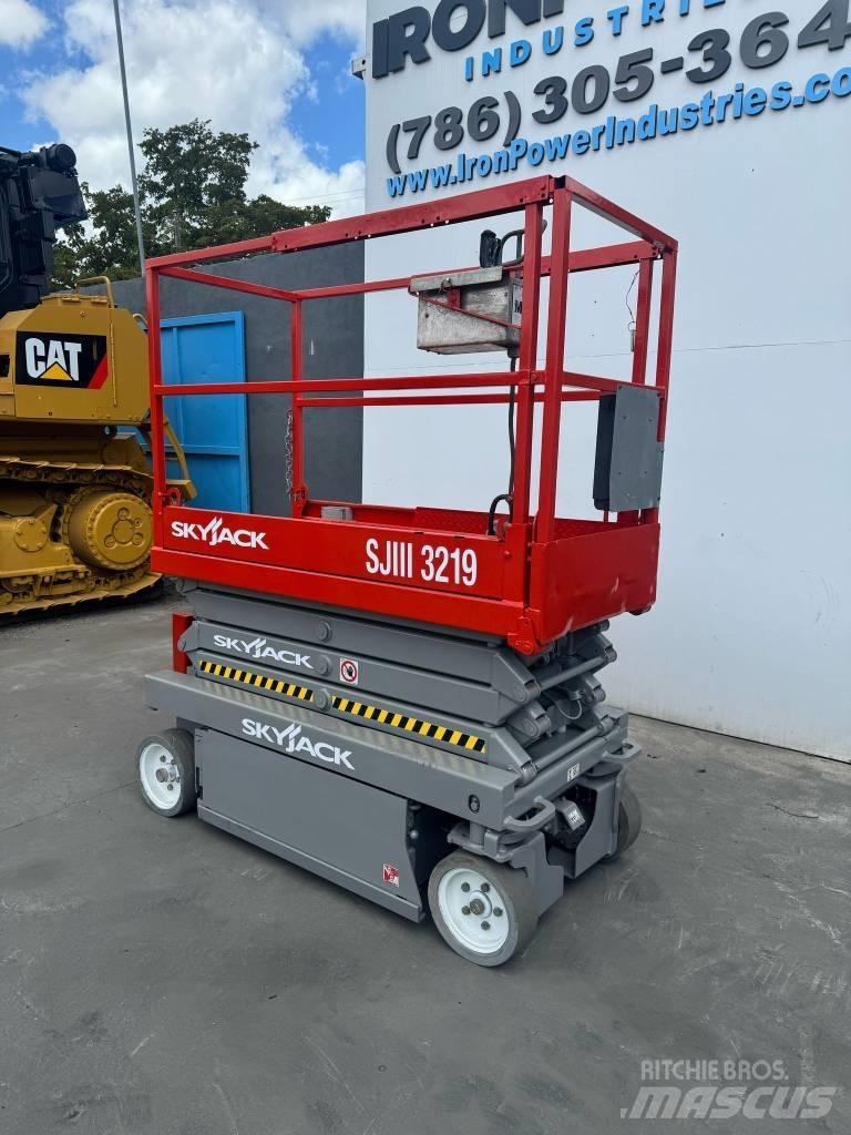 SkyJack SJ III 3219 رافعات مقصية الشكل