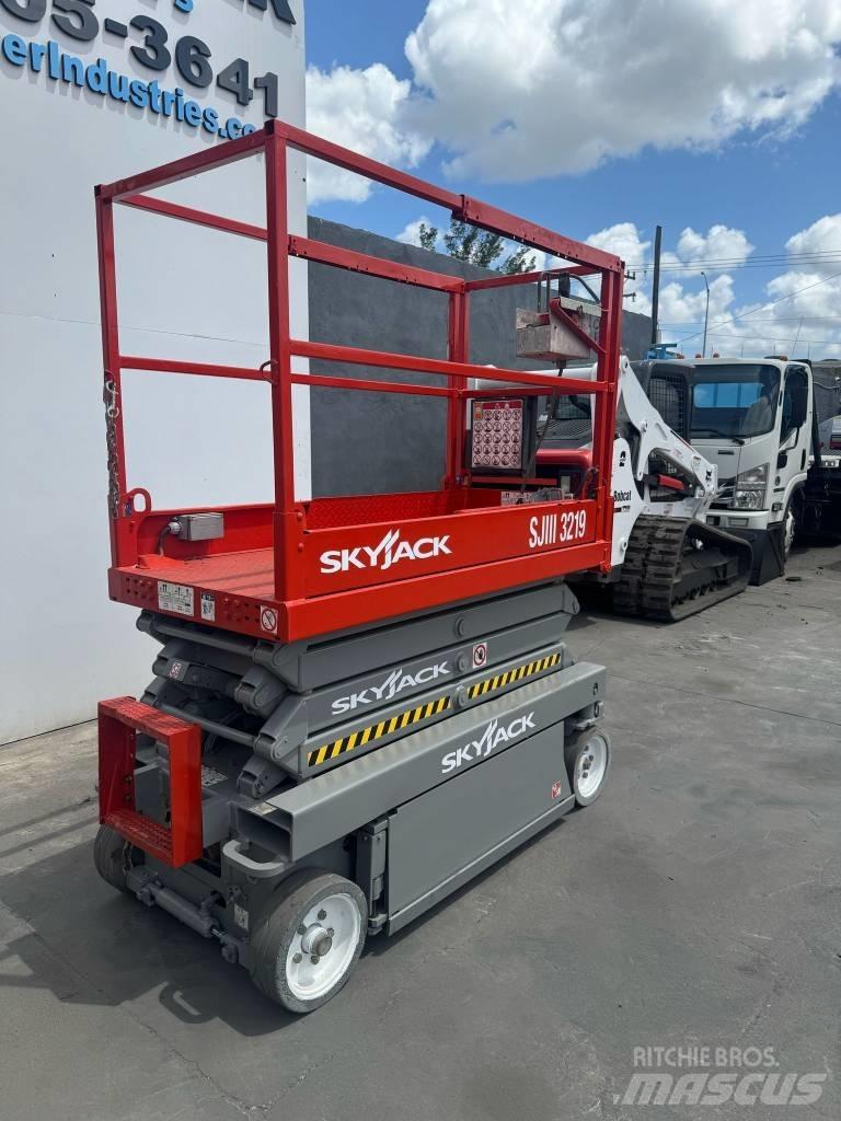 SkyJack SJ III 3219 رافعات مقصية الشكل