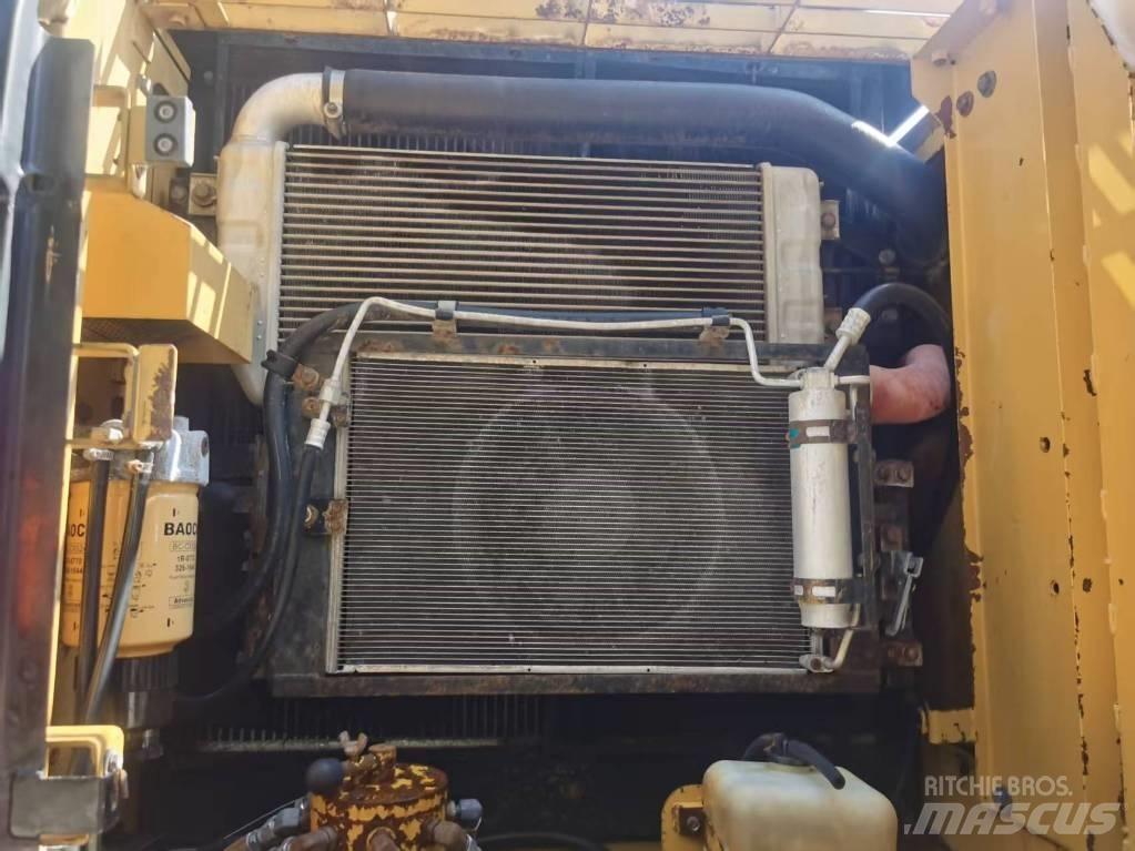 CAT 320 D2 حفارات زحافة