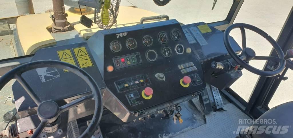 Stavostroj VP-2400 مداحل ذات إطارات هوائية