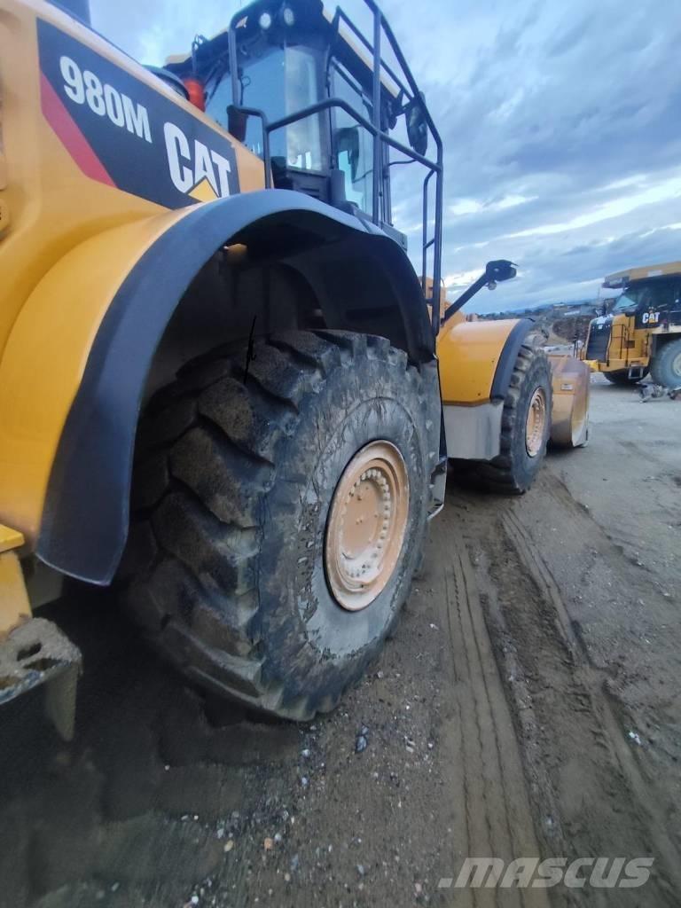 CAT 980M لوادر بعجل