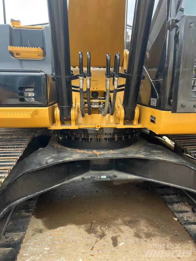 CAT 320 حفارات زحافة