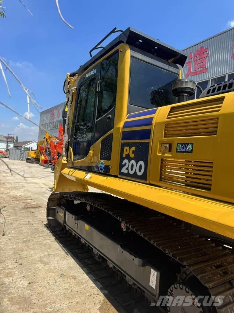 Komatsu PC 200 8N حفارات زحافة
