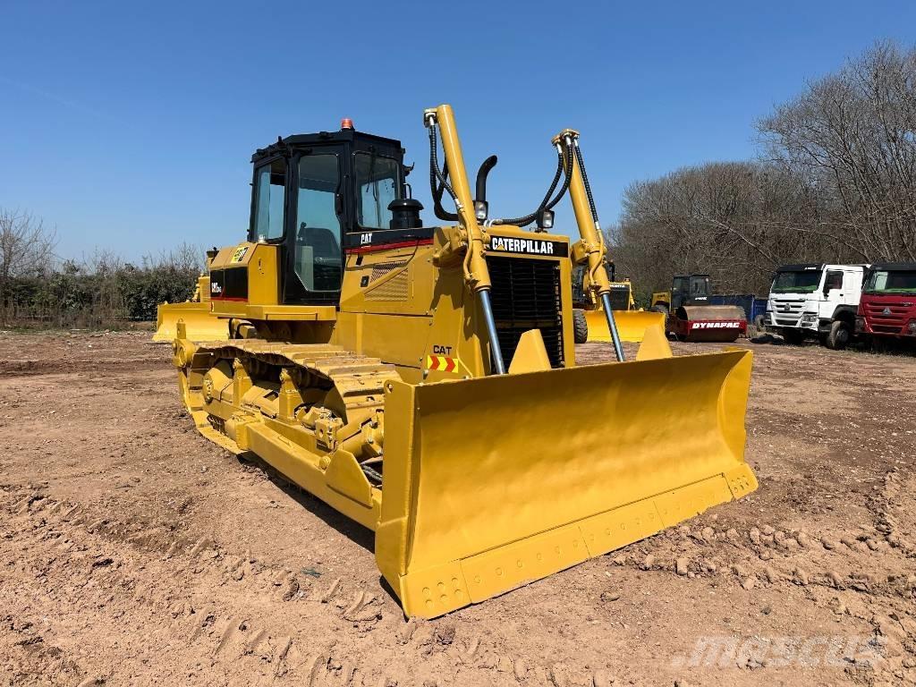 CAT D 6 G بلدوزرات مجنزرة