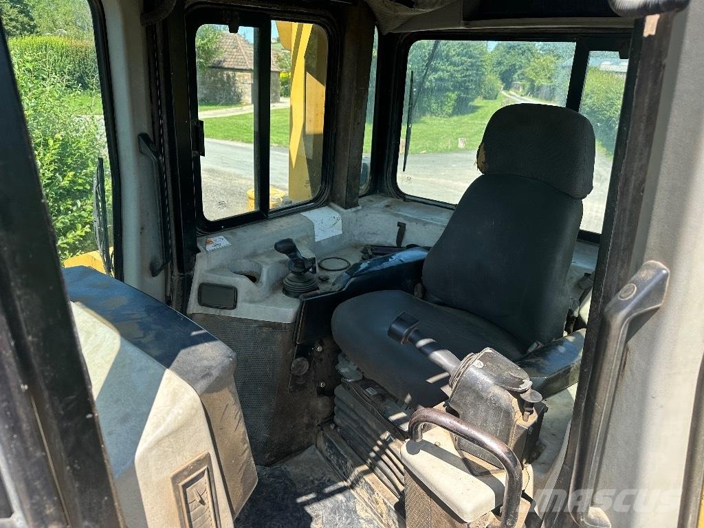 CAT D 6 T LGP بلدوزرات مجنزرة