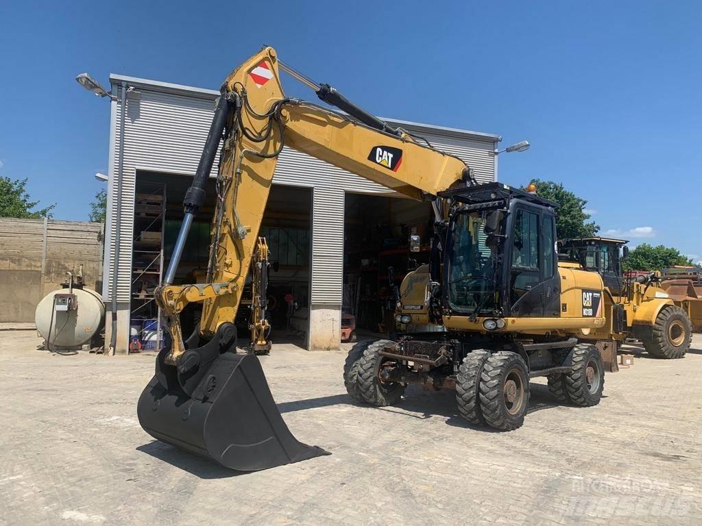 CAT M 318 D حفارات بعجل