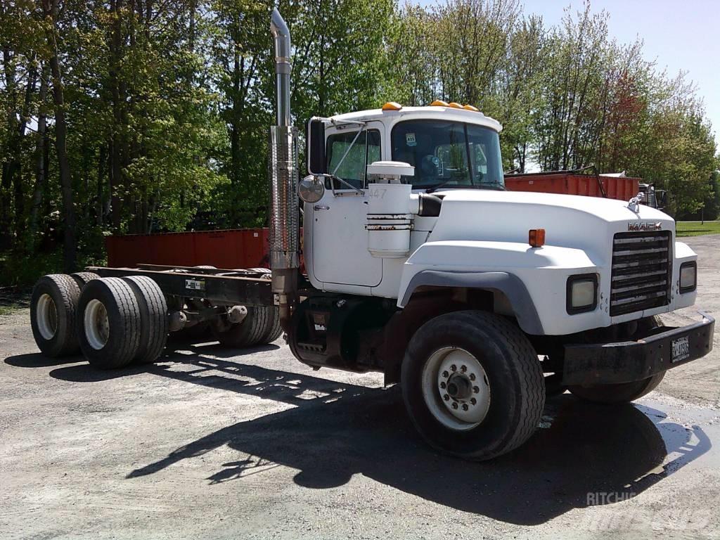 Mack RB 688 S شاحنات بمقصورة وهيكل