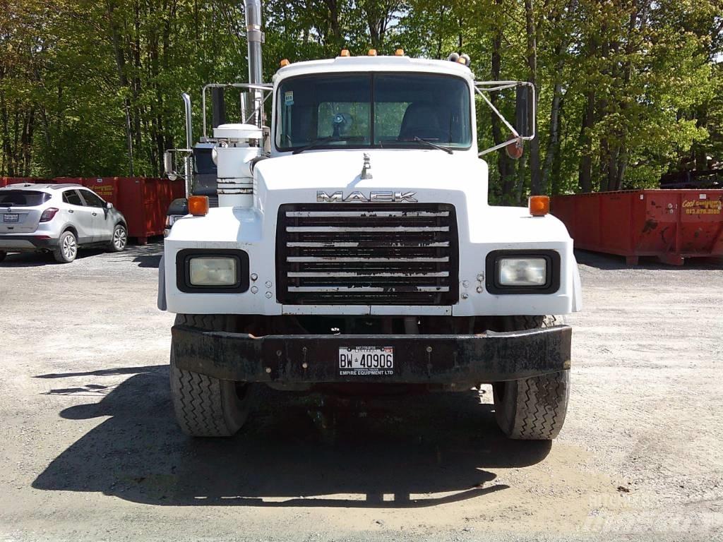 Mack RB 688 S شاحنات بمقصورة وهيكل