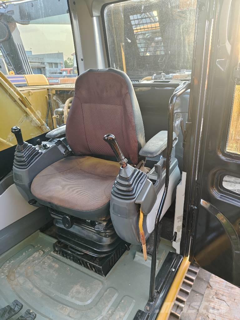 CAT 320 D حفارات زحافة
