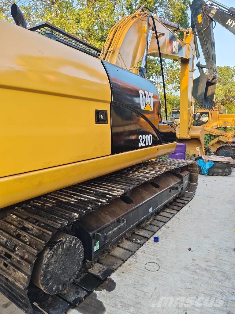 CAT 320 D حفارات زحافة