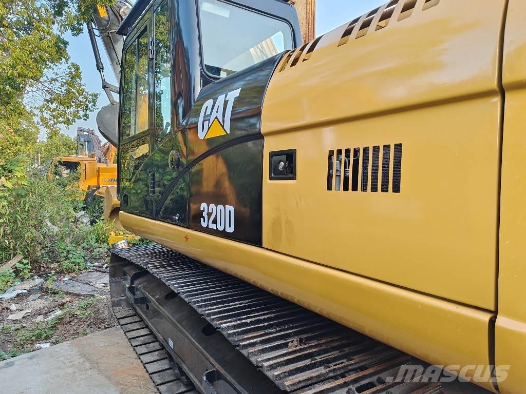 CAT 320 D حفارات زحافة