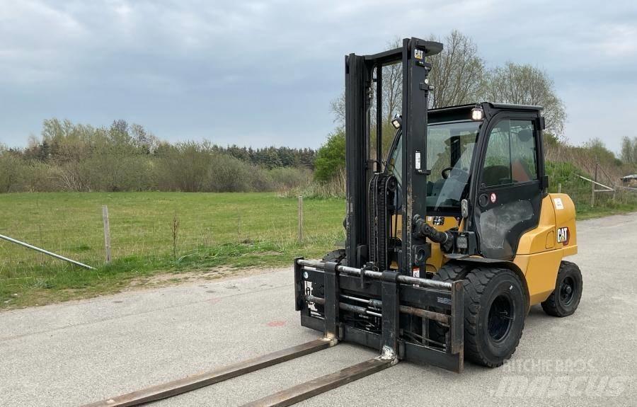 CAT DP 45 N شاحنات الديزل