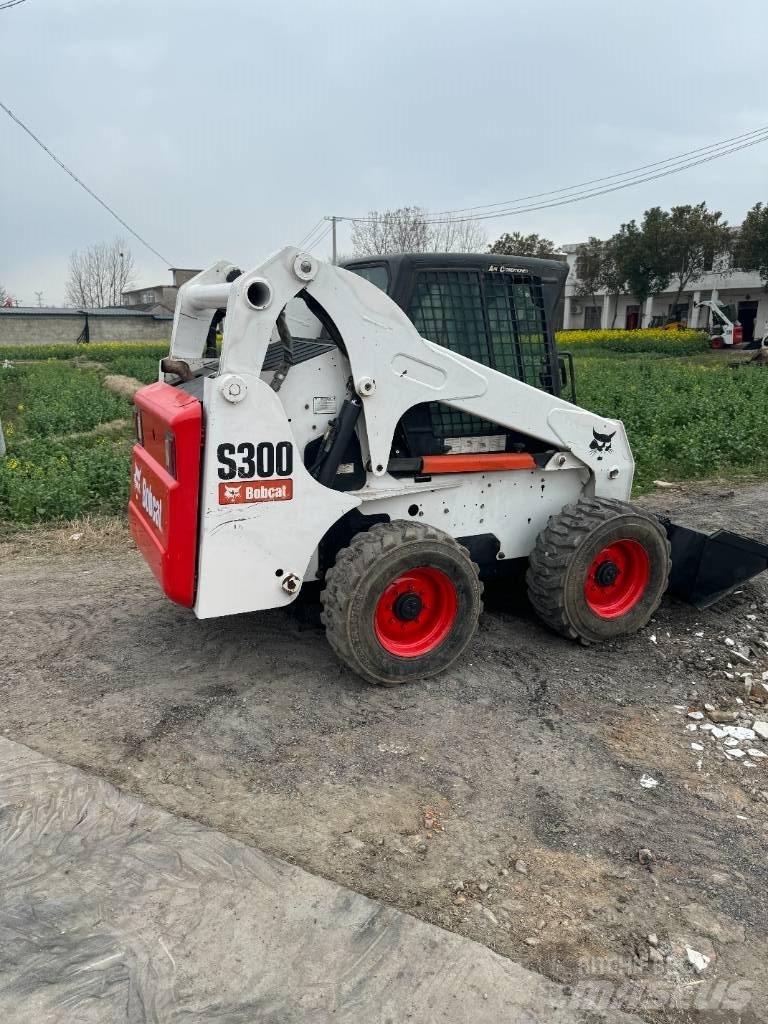 Bobcat S 300 لوادر انزلاقية التوجيه