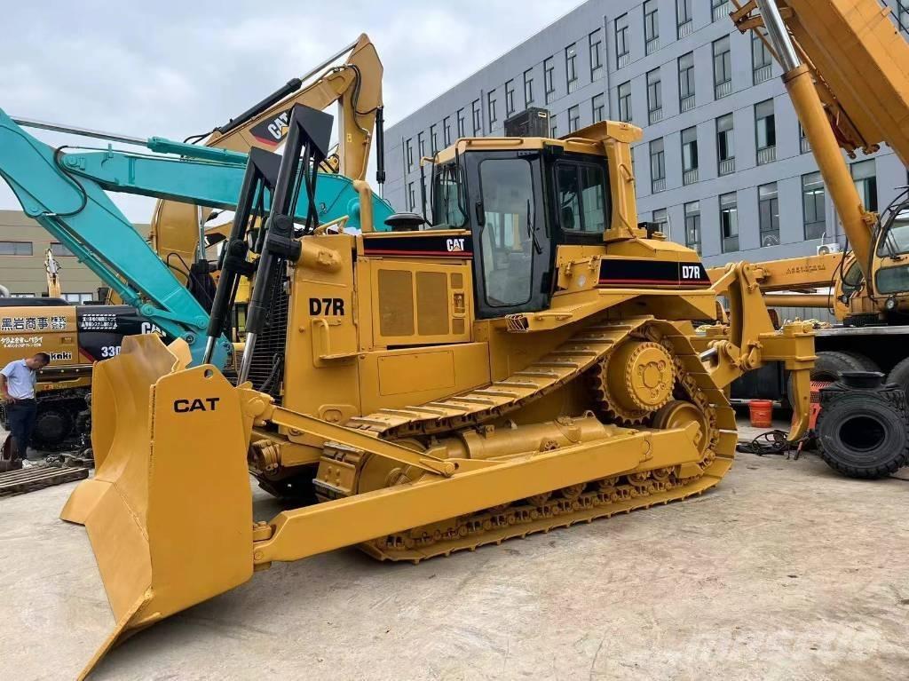 CAT D 7 R بلدوزرات مجنزرة