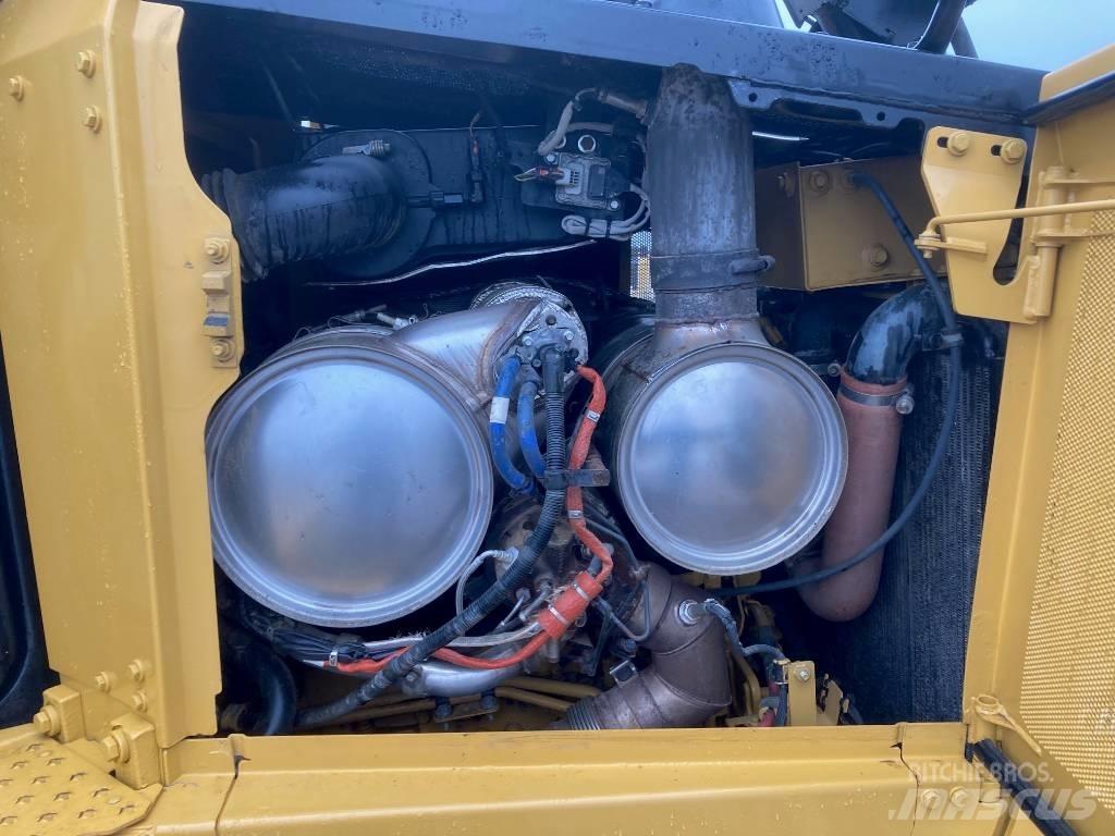 CAT D 6 LGP بلدوزرات مجنزرة