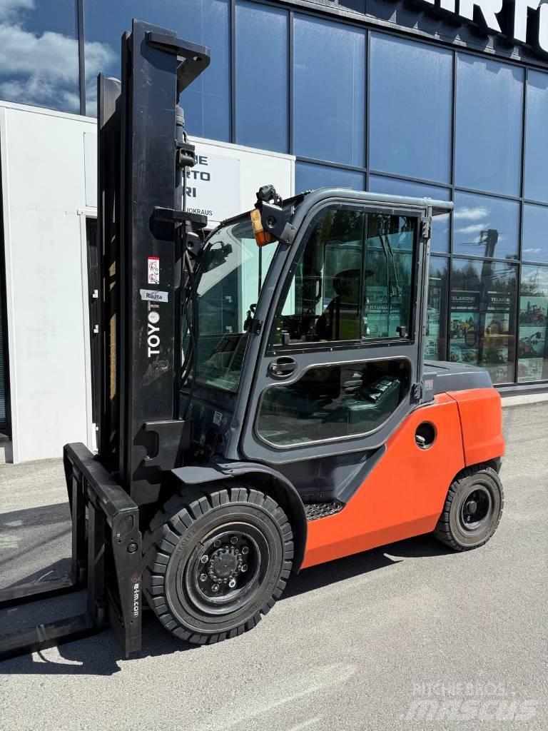 Toyota 40-8 FD45 N شاحنات الديزل